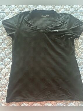 Under Armour Women’s Black/dark green  V-Neck Performance Tee size M
